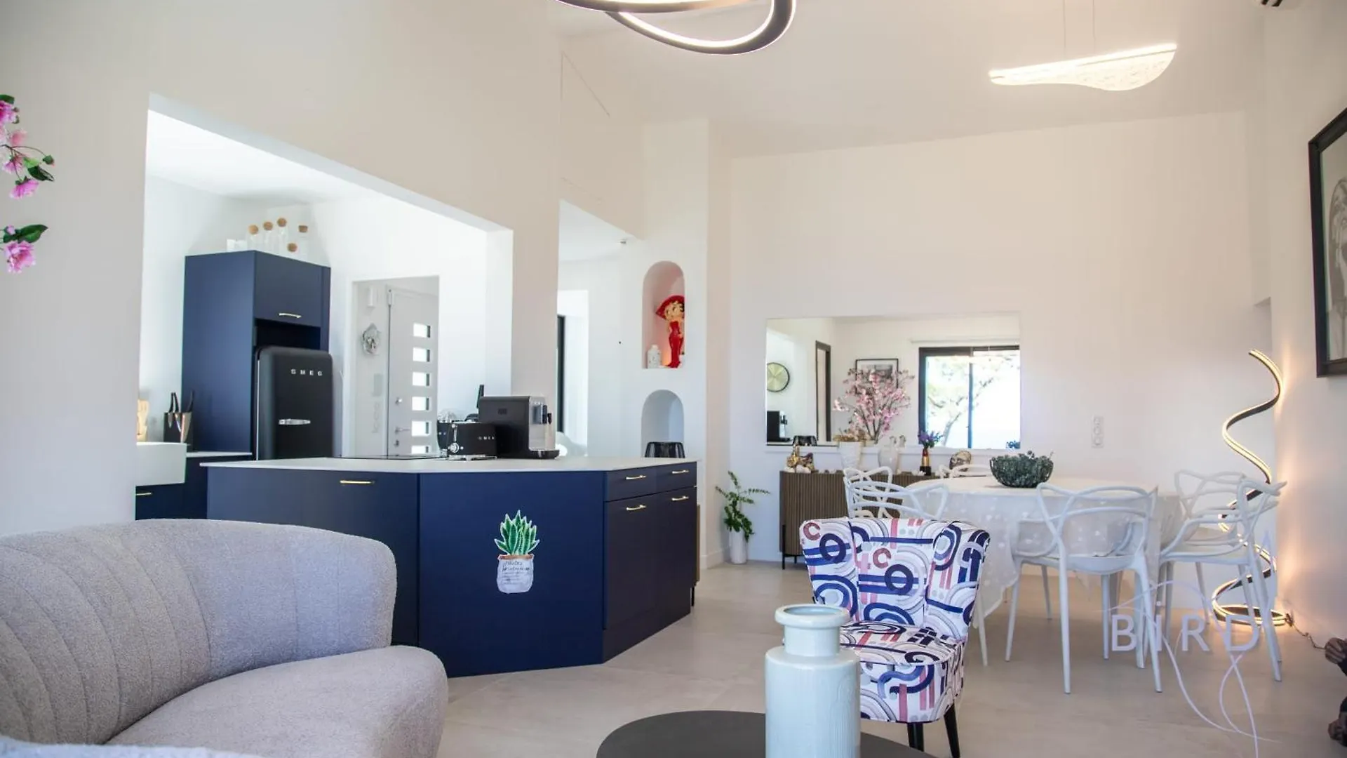 Sumptuous Villa With Sea View And Its Renovated Outbuilding In The Heart Of Théoule-sur-Mer 0*,